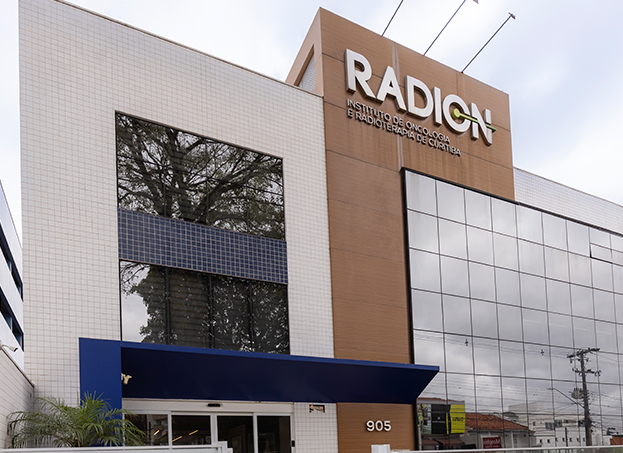 1995: As bases de uma história humana  Um grupo de médicos oncologistas e profissionais das áreas administrativa e de exatas passa a atuar em conjunto em hospitais e centros médicos de Curitiba. Nesse período, a medicina oncológica avança no Brasil com o surgimento das especialidades de alta complexidade: Radioterapia e Braquiterapia.